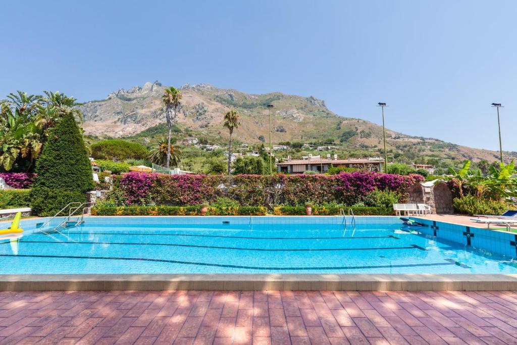 Villetta con Giardino esclusivo di 1000 mq, Piscina, Tennis, Calcio, Bocce