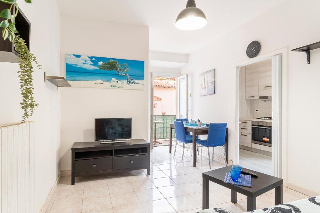 Comfy Apartment with Balcony near the Sea!