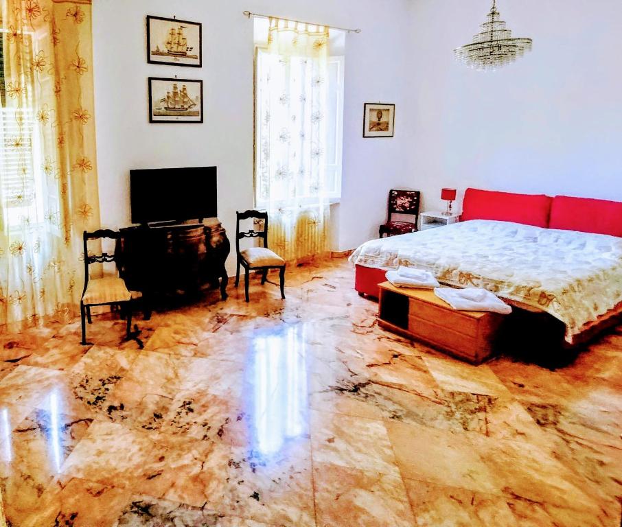GABRY'S HOME Three-Bedroom Big Apartment near city center & train station to Pisa and Florence & ferries to Sardegna Corsica