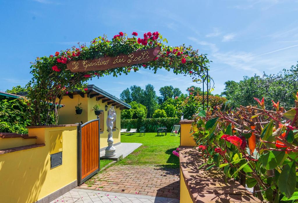 B&B Il Giardino dei Poeti and Apartaments