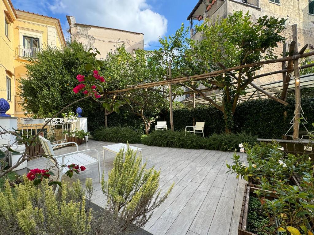 MARILISE - La maison blue private garden & terrace