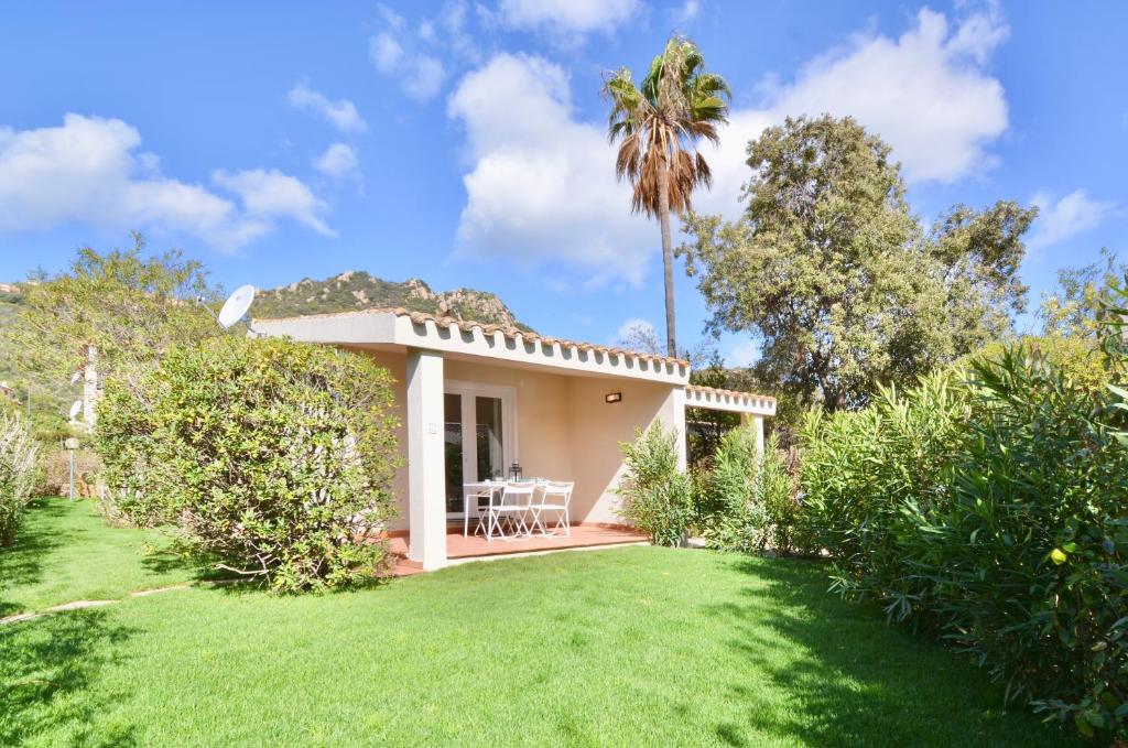 Residence in Costa Rei just 450 meters from the beach, apartments with air conditioning and outdoor private area