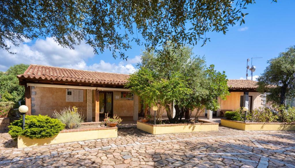 Residence with swimming-pool in Badesi, apartments with air conditioning and private outdoor area