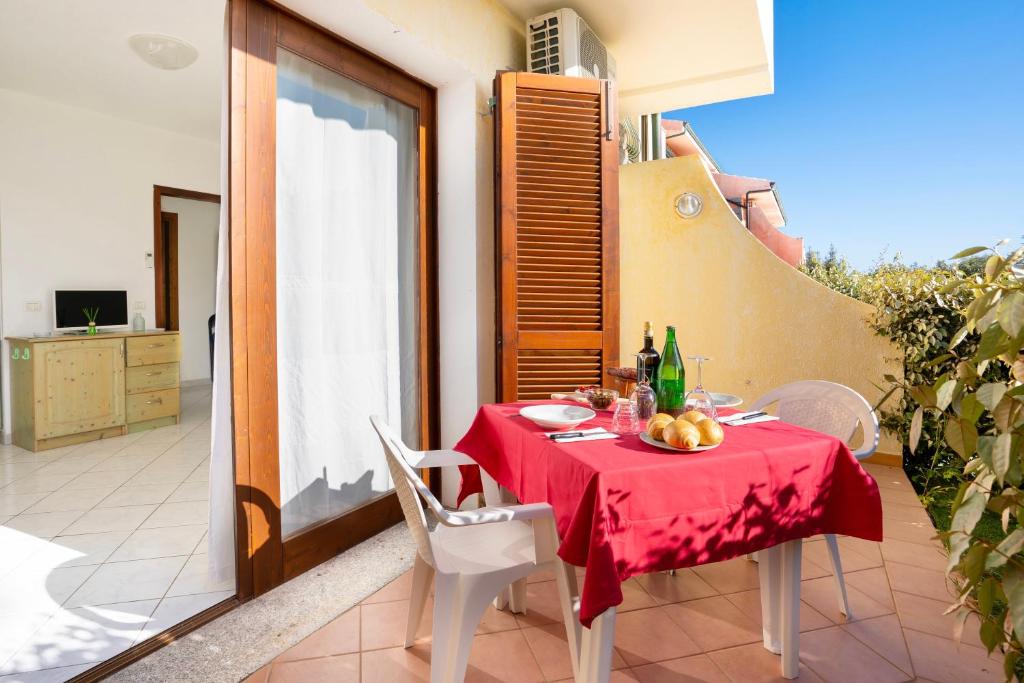 THR-Residence with swimming-pool in Badesi, apartments with air conditioning and private outdoor area