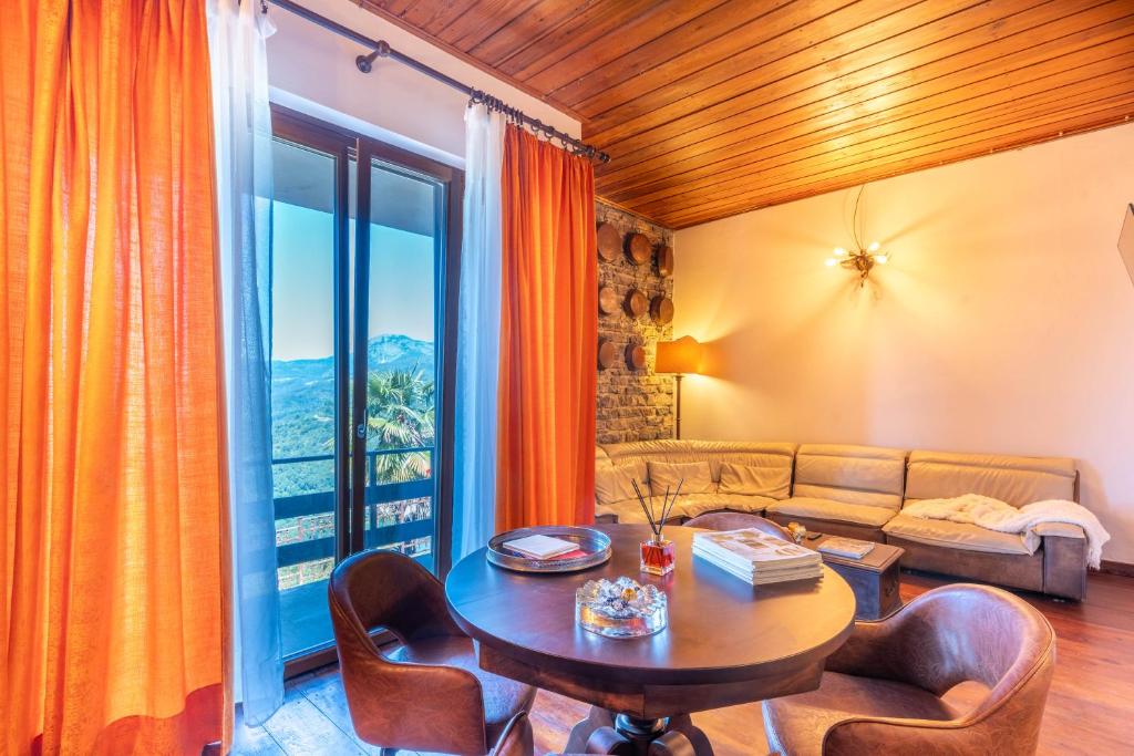 Villa Loris - History & Luxury
